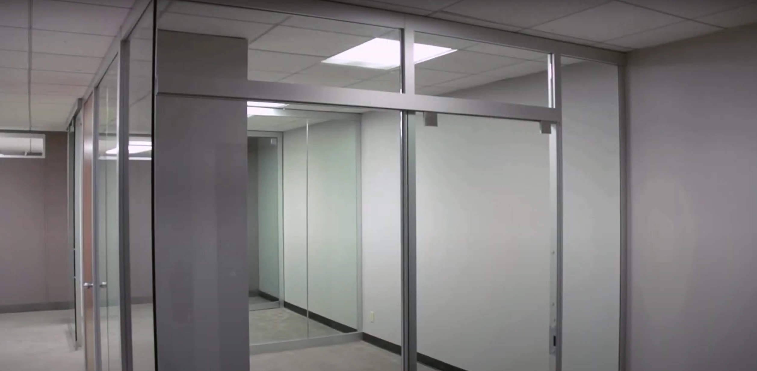 Монтаж стеклянных офисных перегородок