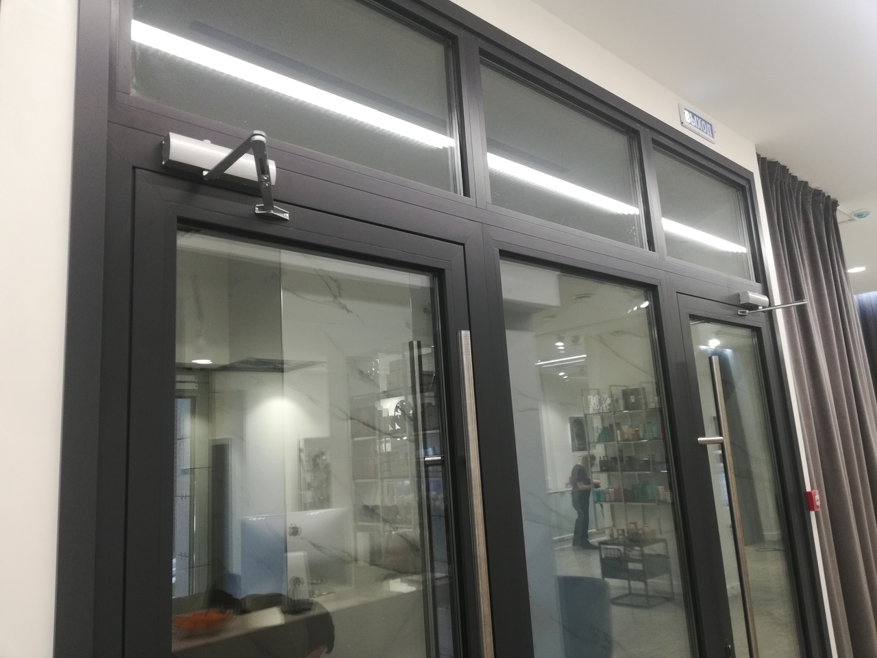 Алюминиевые двери для парикмахерской